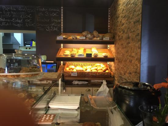 Ellys Back & Cafe