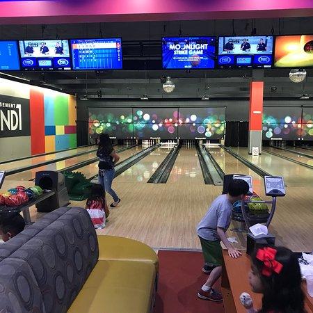 Round 1 Bowling and Amusement